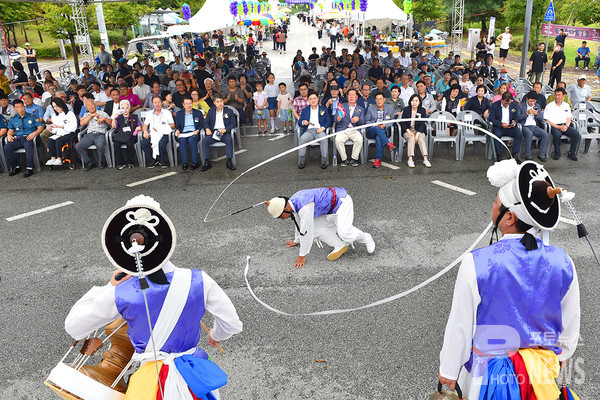 제17회 안성맞춤포도축제가 포도의 고장 서운면 양촌리 일원에 열린 있는 가운데 안성남사당풍물놀이 축하 공연이 열리고 있다.  사진=엄태수 기자