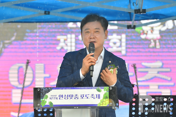 제17회 안성맞춤포도축제가 포도의 고장 서운면 양촌리 일원에 열린 있는 가운데   윤종근 국회의원이 축사를 하고 있다. 사진=엄태수 기자